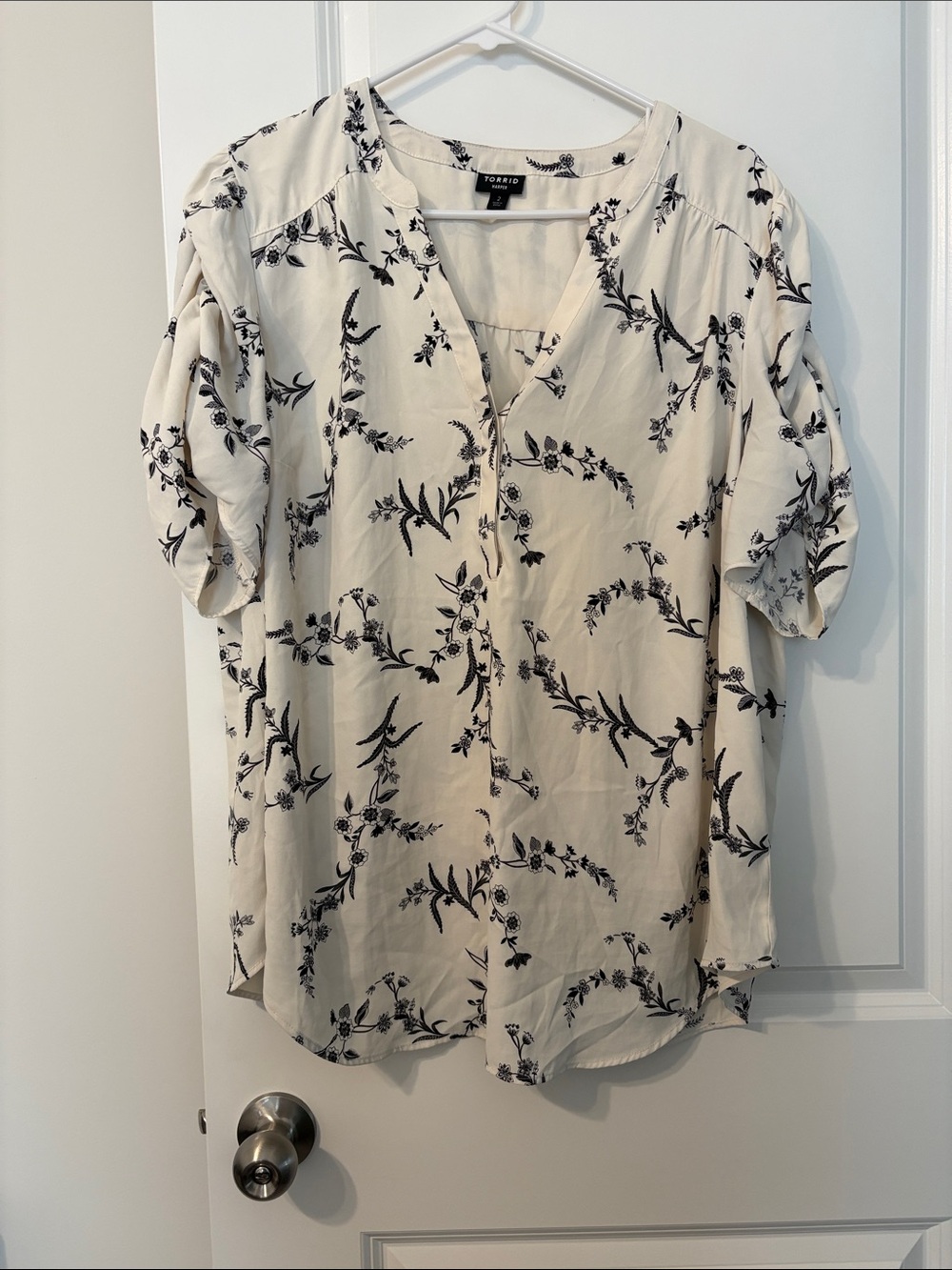 torrid Cream Button-Front Floral Blouse